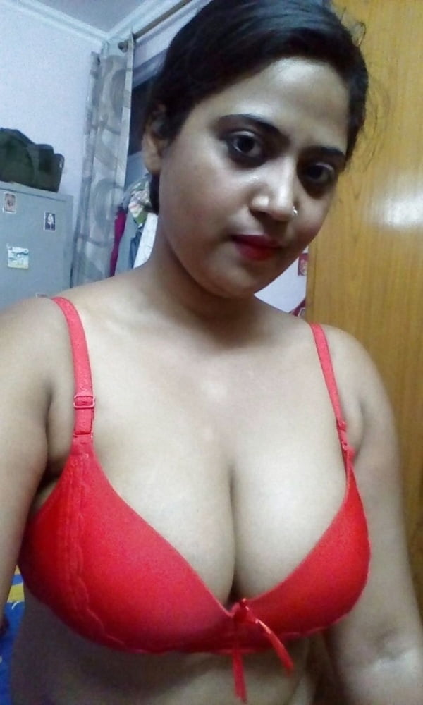 Indische Frau zeigt ihre großen natürlichen Brüste
 #81306096