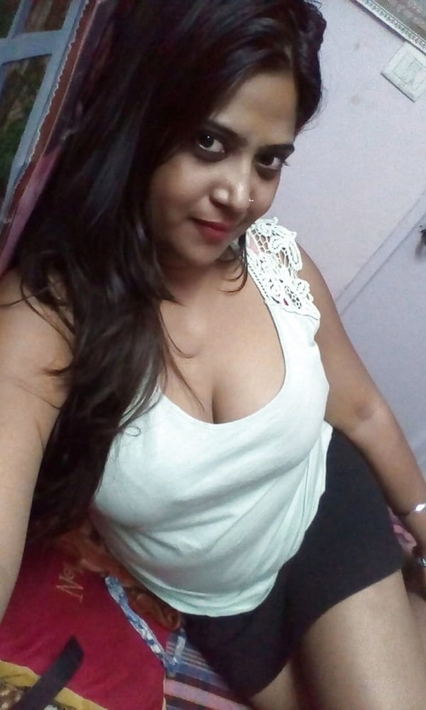 Indische Frau zeigt ihre großen natürlichen Brüste
 #81306098