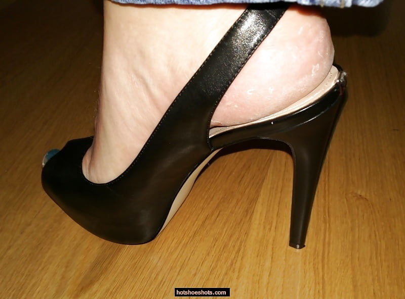 Les épouses sexy portent des chaussures en cuir
 #98034688