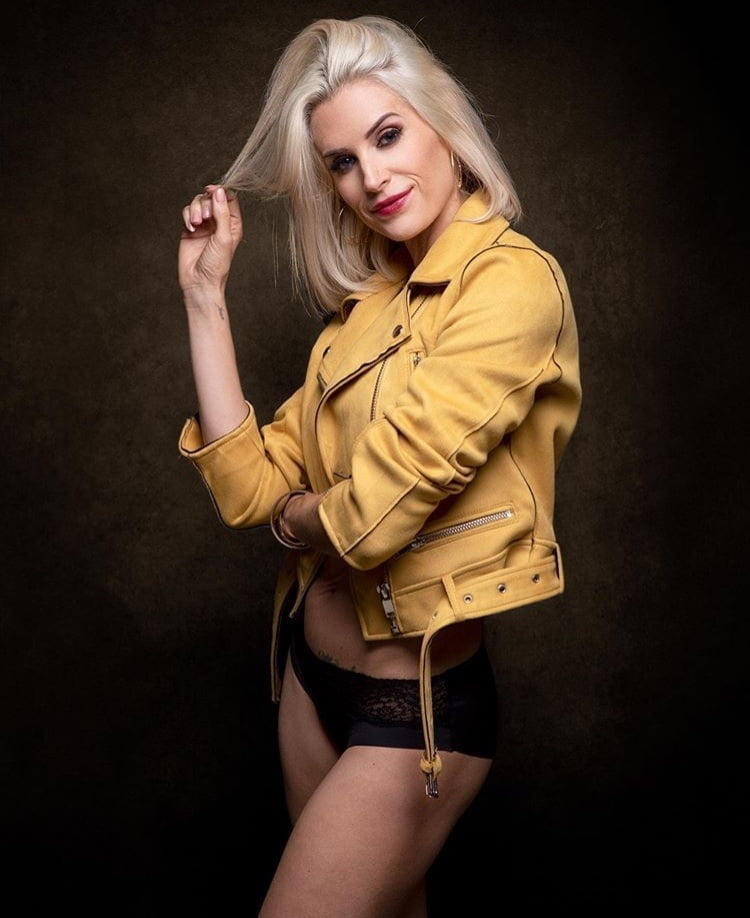 El banco de pajas de la colección milf
 #105521128