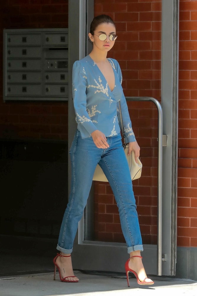 Selena gomez pies
 #106058045