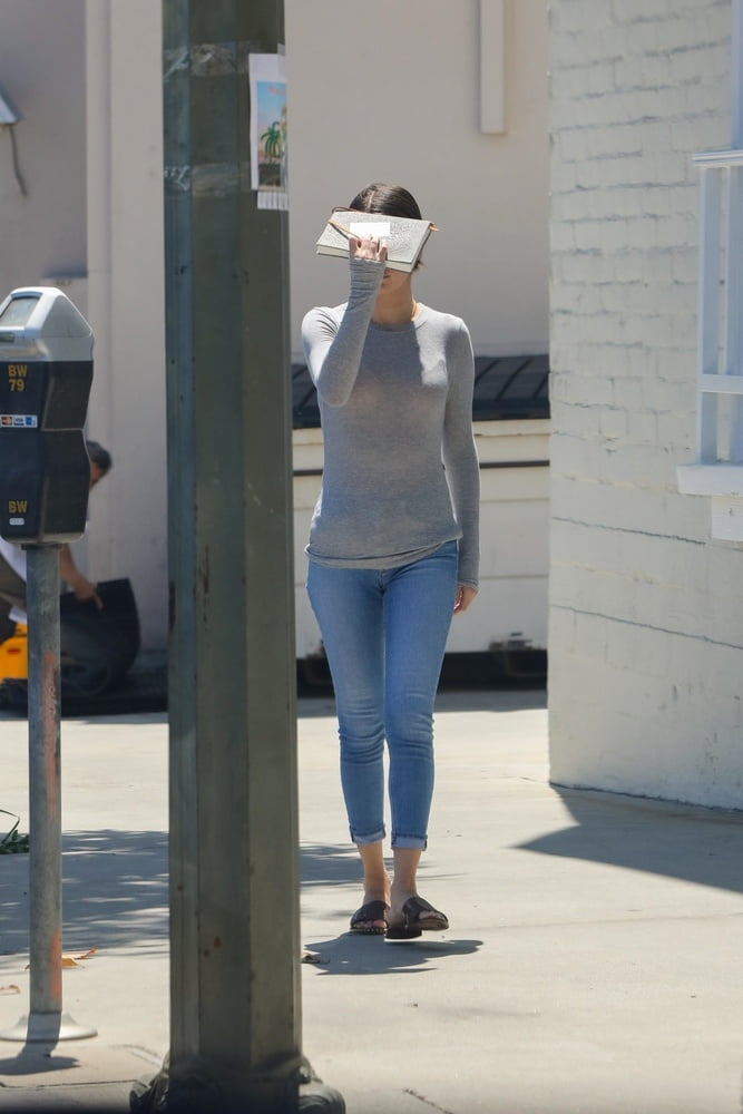 Selena gomez pies
 #106058050