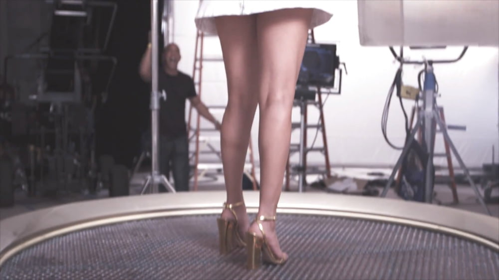 Selena gomez pies
 #106058437