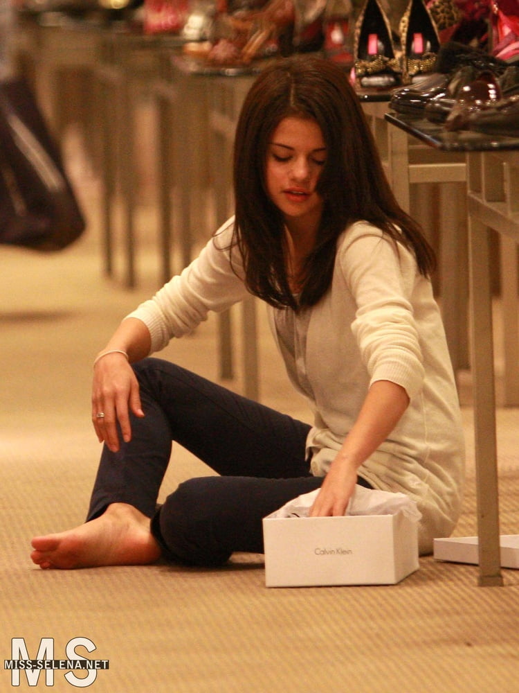 Selena gomez pies
 #106059057