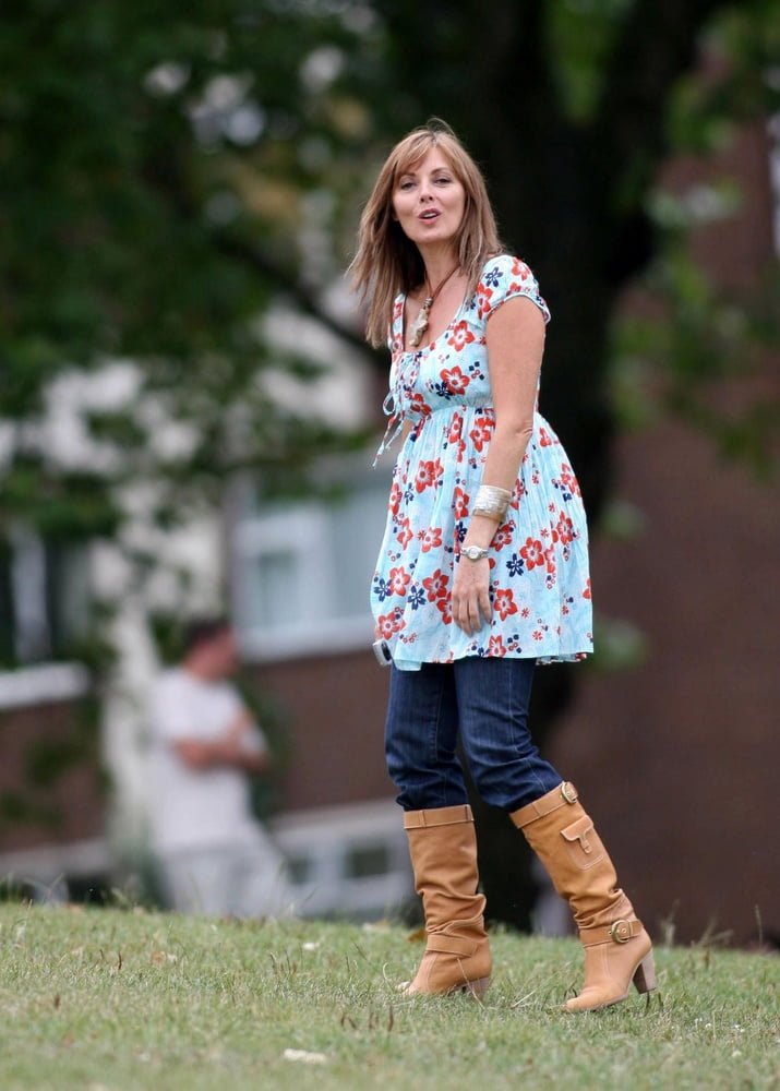 Carol vorderman con botas no.8
 #102765170