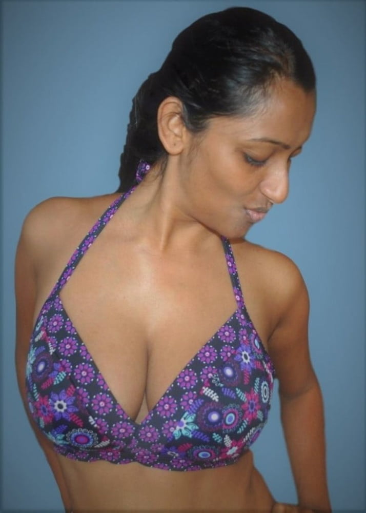 Raccolta di nudo di giovane ragazza indiana con grandi tette
 #80693818