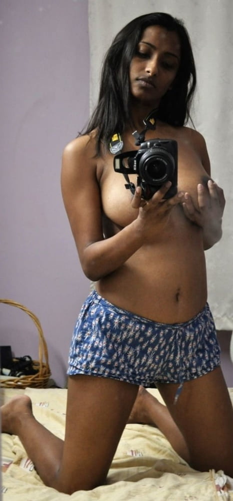 Raccolta di nudo di giovane ragazza indiana con grandi tette
 #80693846