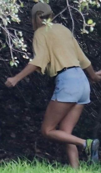 Taylor Swift Legs 3 #104803617