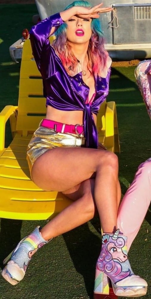 Taylor Swift Legs 3 #104803622