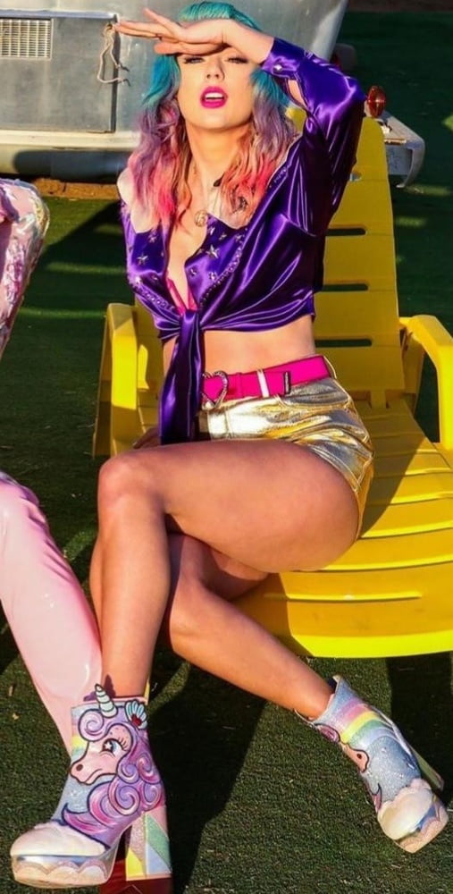 Taylor Swift Legs 3 #104803625