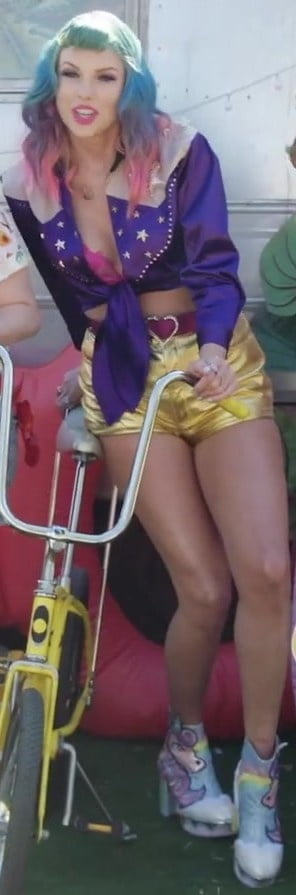 Taylor Swift Legs 3 #104803706