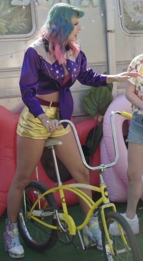 Taylor swift beine 3
 #104803721