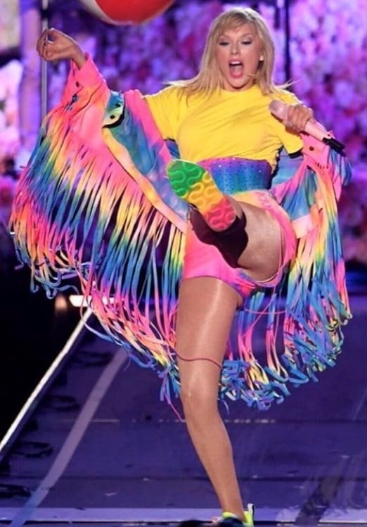 Taylor Swift Legs 3 #104804711