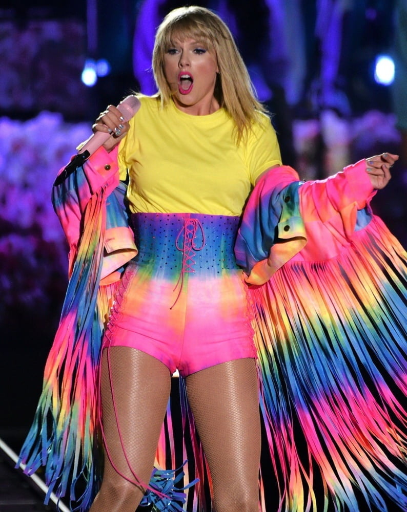 Taylor Swift Legs 3 #104804731