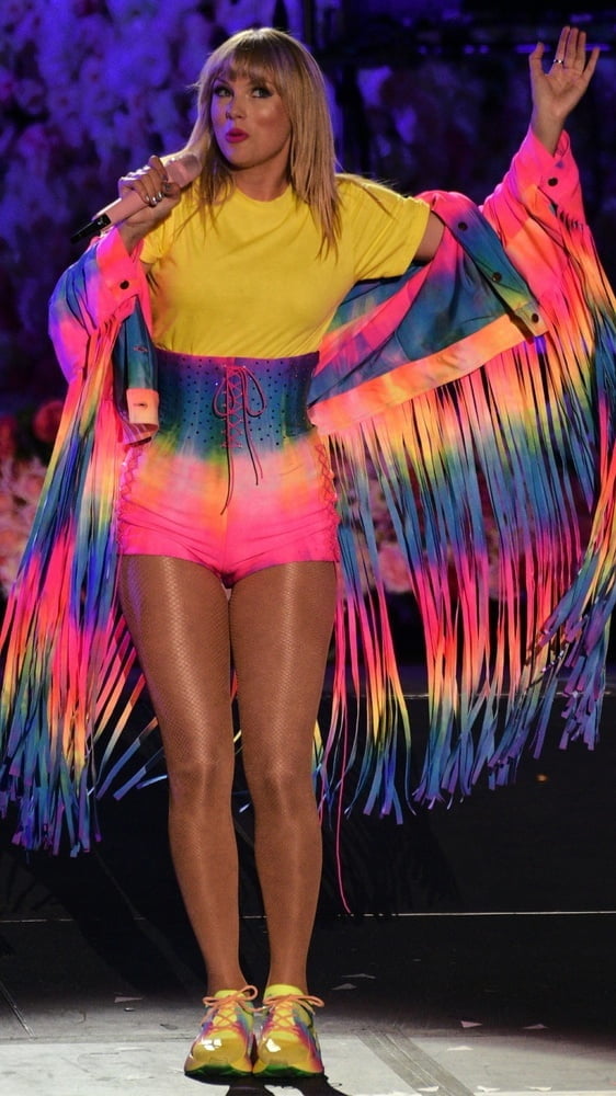 Taylor Swift Legs 3 #104804735