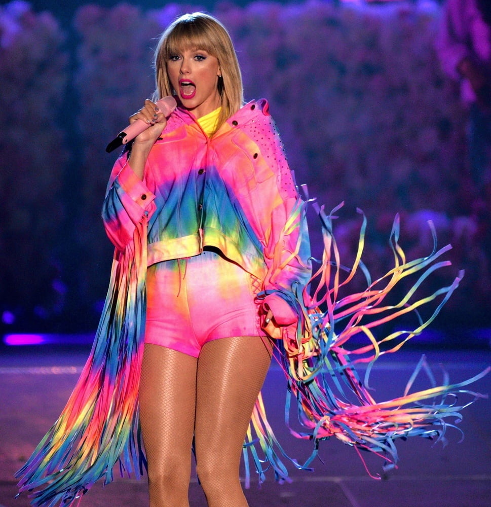 Taylor Swift Legs 3 #104804753