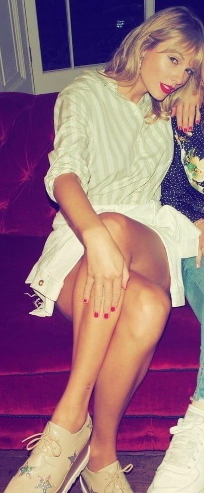 Taylor Swift Legs 3 #104805598