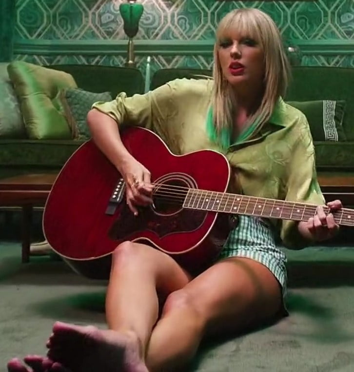 Taylor Swift Legs 3 #104805599