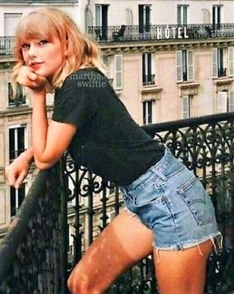 Taylor Swift Legs 3 #104805626