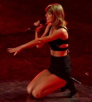 Taylor swift piernas 3
 #104805658