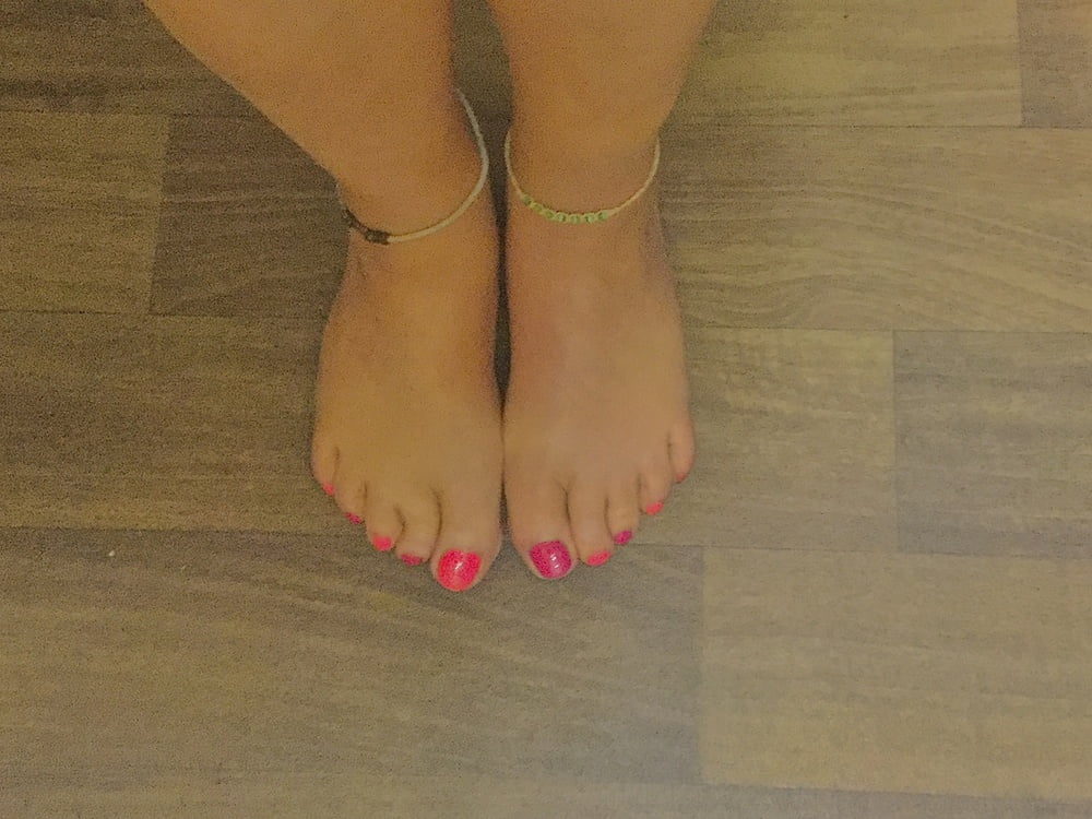 Dedos de los pies lindos para el verano
 #103783359