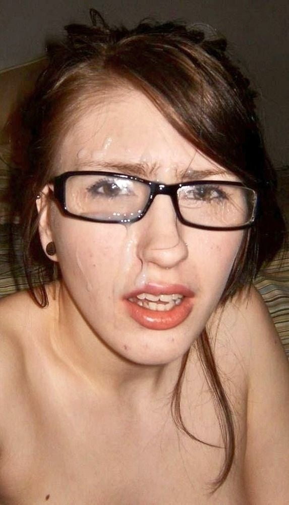 Frauen mit Brille Gesichtsbehandlungen 006
 #95400359