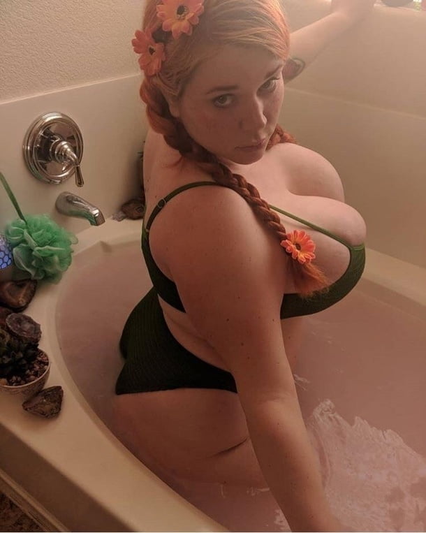 Sexy massive Titten Cosplay Mädchen Penny Unterbrust
 #105696902