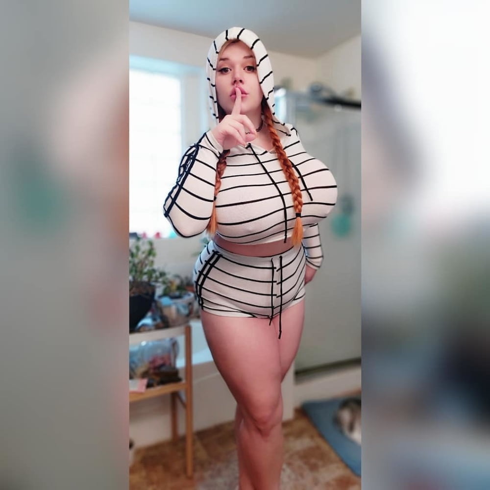 Sexy massive Titten Cosplay Mädchen Penny Unterbrust
 #105696914