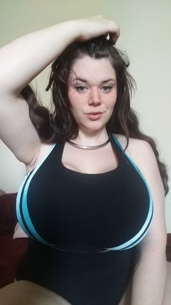 Sexy massive Titten Cosplay Mädchen Penny Unterbrust
 #105696923