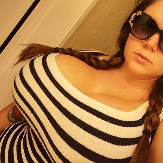 Sexy massive Titten Cosplay Mädchen Penny Unterbrust
 #105696932