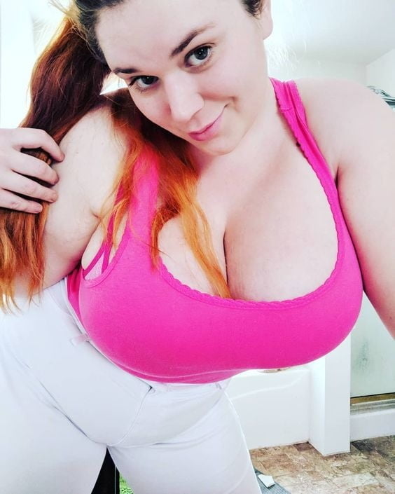 Sexy massive Titten Cosplay Mädchen Penny Unterbrust
 #105696979