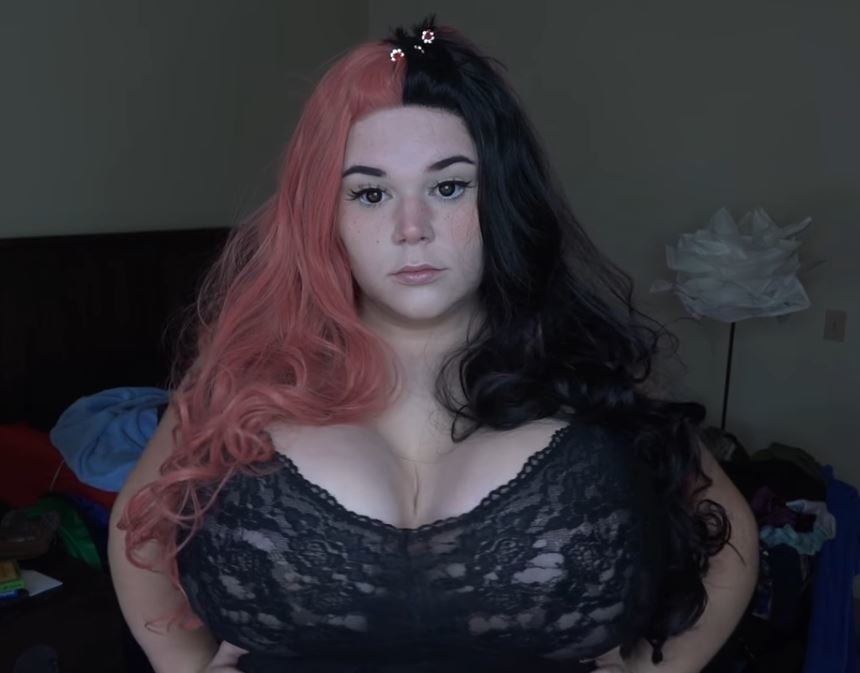 Sexy massive Titten Cosplay Mädchen Penny Unterbrust
 #105697112