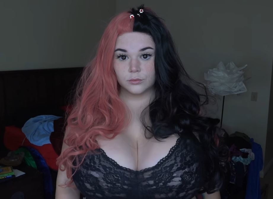 Sexy massive Titten Cosplay Mädchen Penny Unterbrust
 #105697114