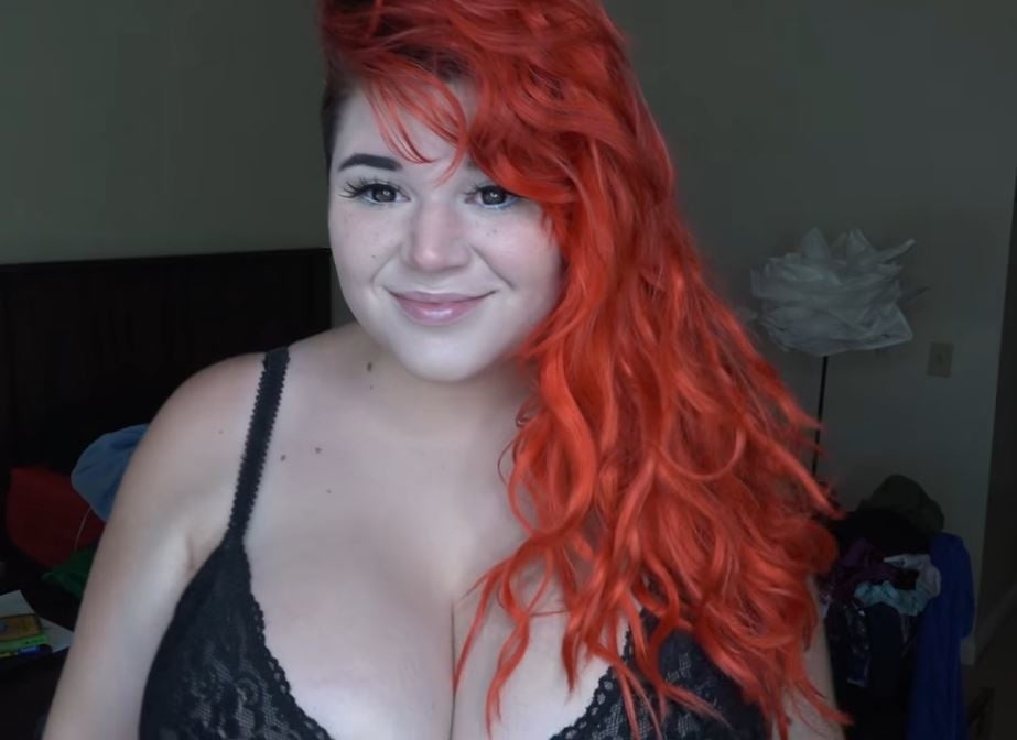 Sexy massive Titten Cosplay Mädchen Penny Unterbrust
 #105697118