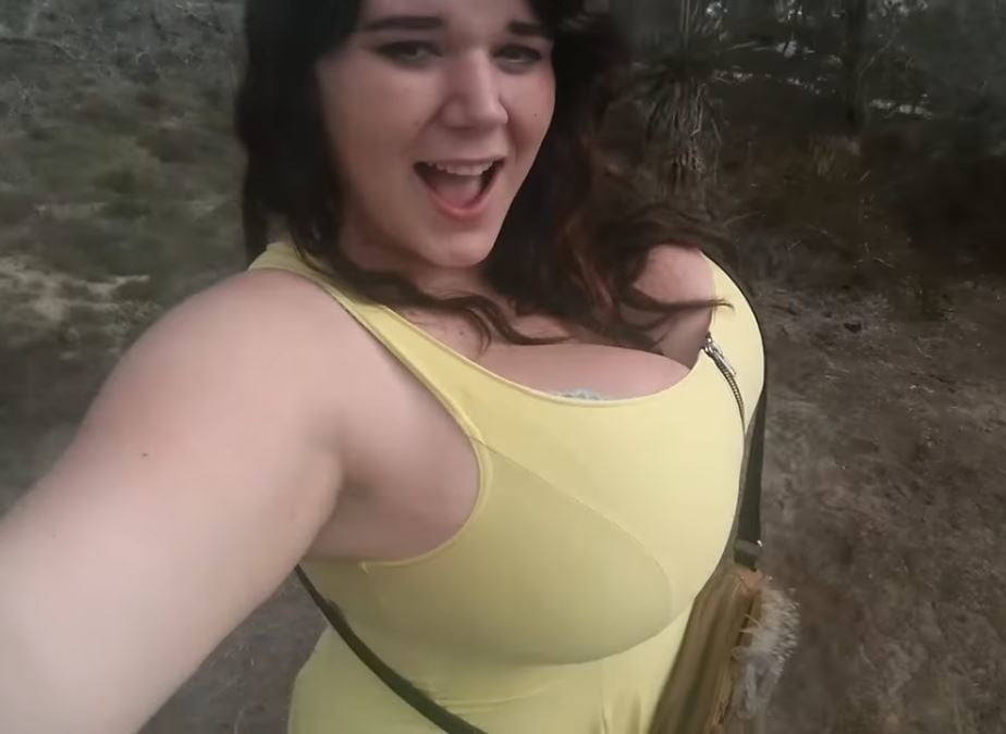 Sexy massive Titten Cosplay Mädchen Penny Unterbrust
 #105697143
