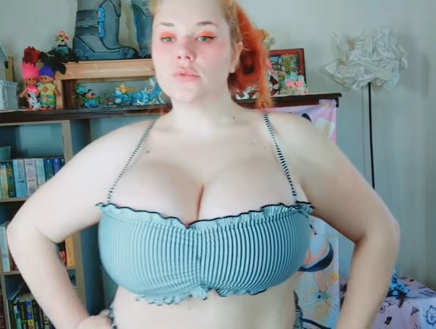 Sexy massive Titten Cosplay Mädchen Penny Unterbrust
 #105697147