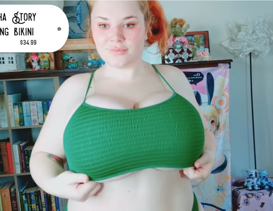 Sexy massive Titten Cosplay Mädchen Penny Unterbrust
 #105697149