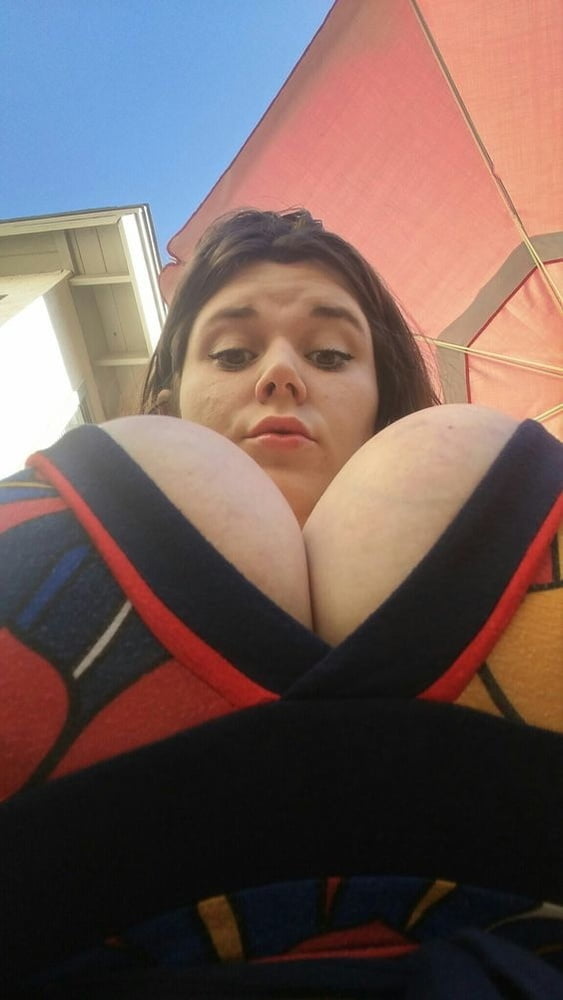 Sexy massive Titten Cosplay Mädchen Penny Unterbrust
 #105697241