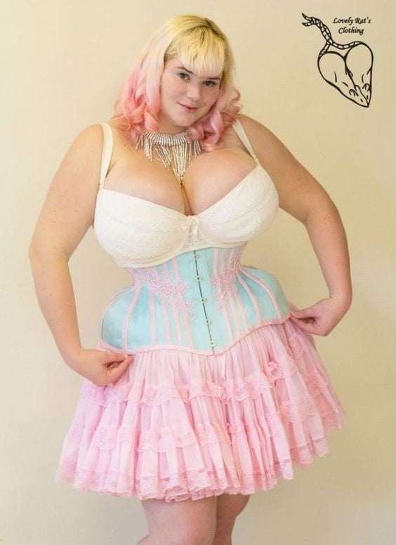 Sexy massive Titten Cosplay Mädchen Penny Unterbrust
 #105697249
