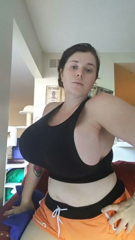 Sexy massive Titten Cosplay Mädchen Penny Unterbrust
 #105697280