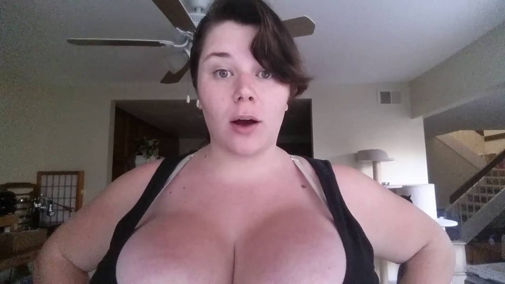 Sexy massive Titten Cosplay Mädchen Penny Unterbrust
 #105697296