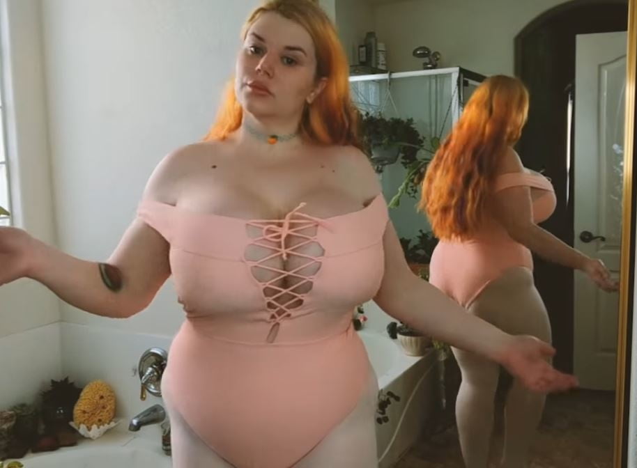 Sexy massive Titten Cosplay Mädchen Penny Unterbrust
 #105697455