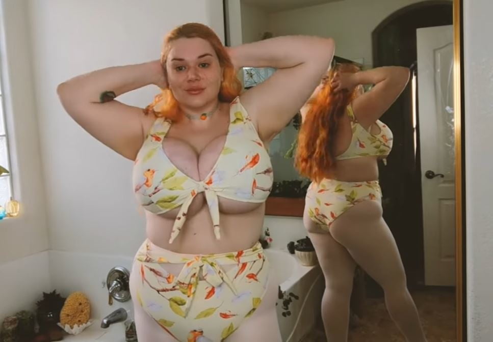 Sexy massive Titten Cosplay Mädchen Penny Unterbrust
 #105697461