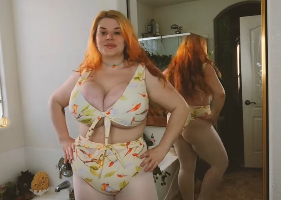 Sexy massive Titten Cosplay Mädchen Penny Unterbrust
 #105697463