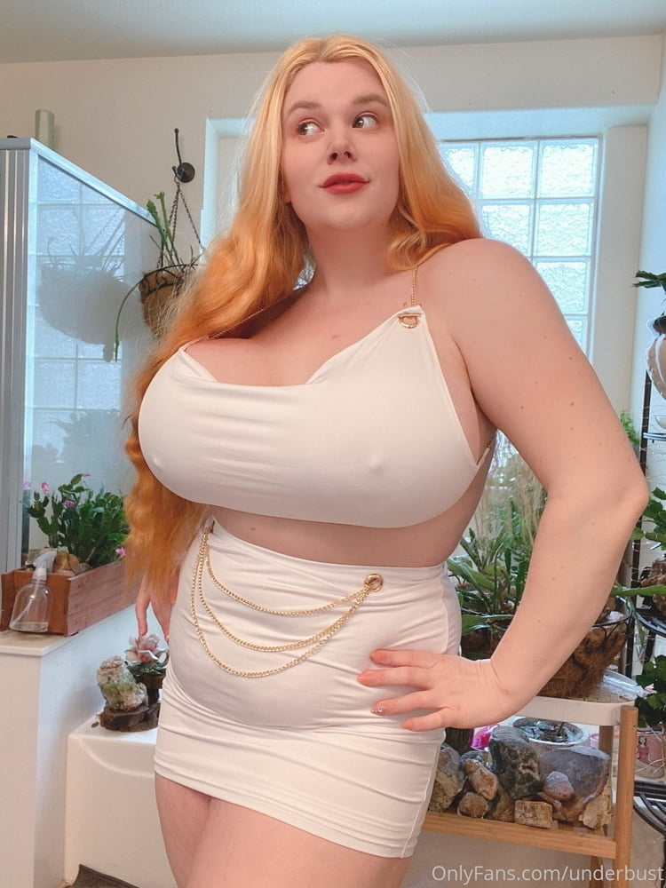 Sexy massive Titten Cosplay Mädchen Penny Unterbrust
 #105697620