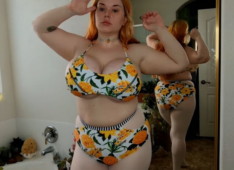 Sexy massive Titten Cosplay Mädchen Penny Unterbrust
 #105697722