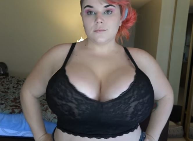 Sexy massive Titten Cosplay Mädchen Penny Unterbrust
 #105697759