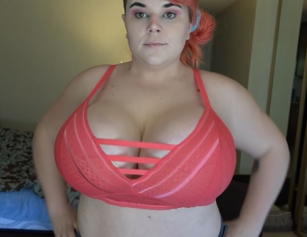 Sexy massive Titten Cosplay Mädchen Penny Unterbrust
 #105697763