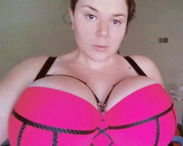 Sexy massive Titten Cosplay Mädchen Penny Unterbrust
 #105697772