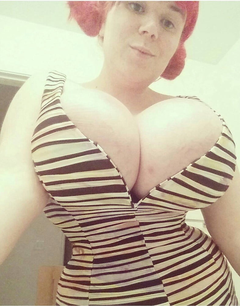 Sexy massive Titten Cosplay Mädchen Penny Unterbrust
 #105697776